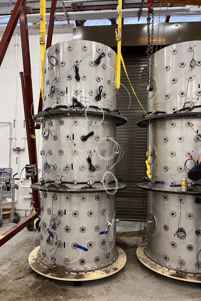 Au DSE, un cylindre de sol équipé de capteurs qui surveillent les conditions du sol comme la température et la teneur en humidité. (Crédit photo : Michael Strickland)