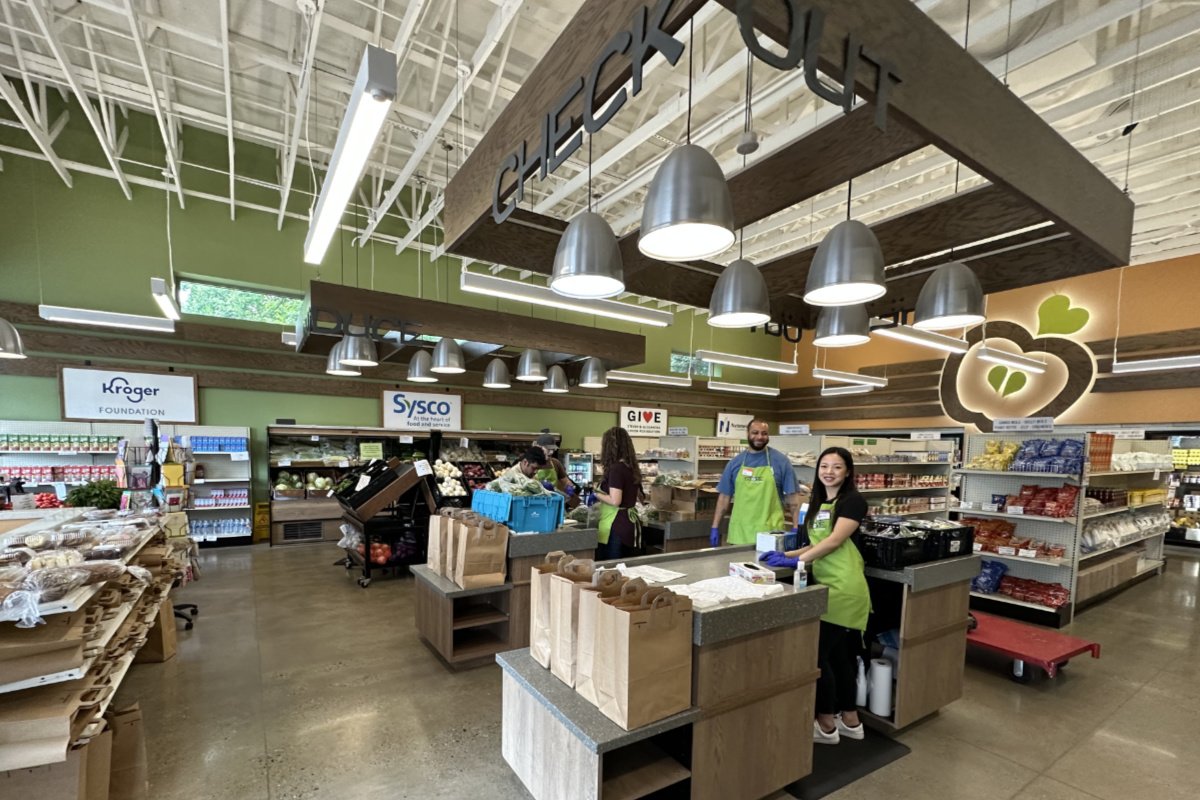 Inside The Store, une épicerie gratuite, où deux personnes font la queue à la caisse