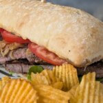 Sandwich au steak de Sarah Butler et oignons caramélisés