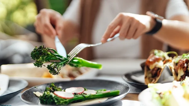 femme mangeant de la salade bio