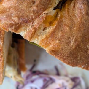 Cuisine maison : Poitrine de porc croustillante au piment d&rsquo;Aoife Cheung avec aubergine miso et cornichons