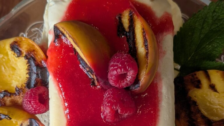 Glace au miel de Lilly et coulis de framboise