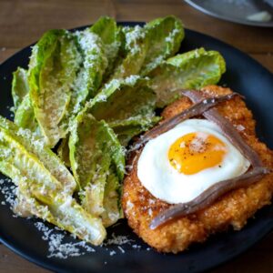 Cuisinez comme un chef : escalope de poulet avec œuf au plat et salade César