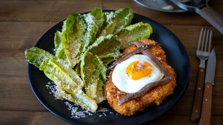 Cuisinez comme un chef : escalope de poulet avec œuf au plat et salade César