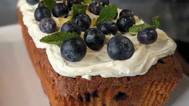 Un gâteau garni de myrtilles et d'un glaçage à la crème