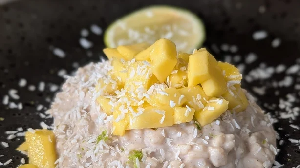 Riz au lait crémeux à la noix de coco et à la mangue
