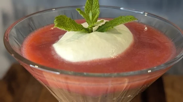 Un dessert dans un grand verre
