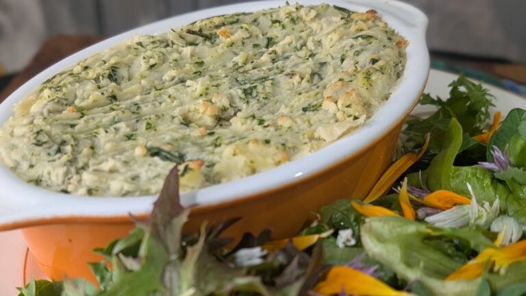 Cuisine maison : tarte au poisson irlandaise de Margaret Leahy avec champion d&rsquo;ortie et salade de feuilles fourragères