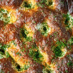 Cuisinez comme un chef : pain de pommes de terre au four avec crème sure et ciboulette