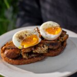 Cuisinez comme un chef : champignons sur toasts avec œuf poché et estragon (astuce d&rsquo;assaisonnement aux champignons)