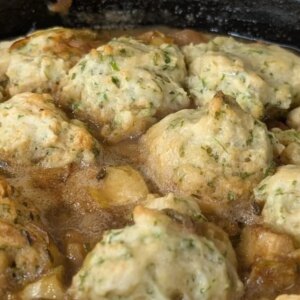 Ragoût de porc et de pommes de Wade Murphy avec raviolis aux herbes