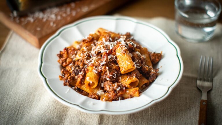 Cuisinez comme un chef : riche bolognaise aux rigatoni