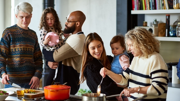 La famille élargie se retrouve pour le repas,