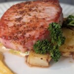 Côtelette de bacon glacée rôtie de Trisha avec chou de Savoie braisé, sauce à la crème moutarde et pommes de terre grelots au beurre
