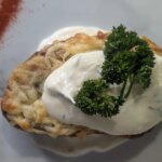Pommes de terre au four farcies de Trisha avec fromage fumé, ciboulette et bacon croustillant