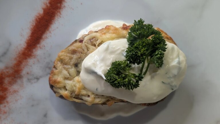 Pommes de terre au four farcies de Trisha avec fromage fumé, ciboulette et bacon croustillant