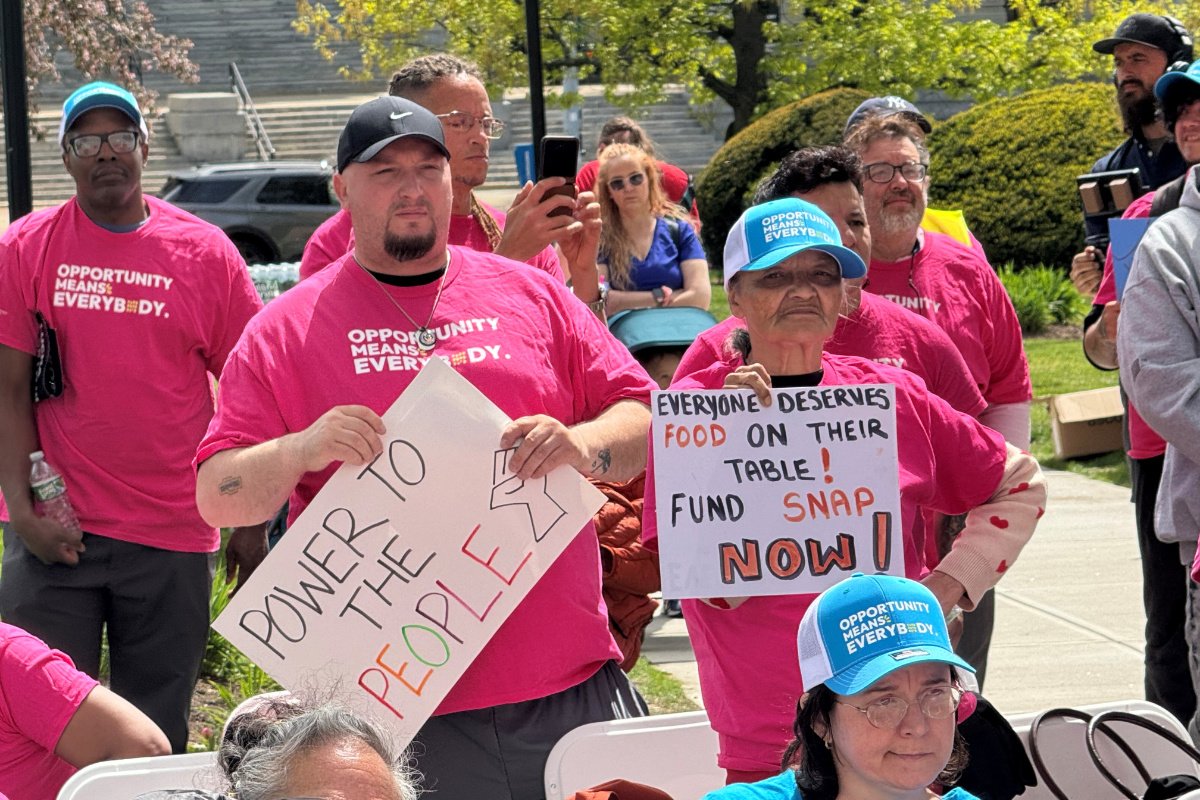HARTFORD, CT – 30 AVRIL : Environ 150 personnes se sont rassemblées mardi devant le Capitole de l’État, se rassemblant pour demander l’aide de l’État à ceux qui ont été exclus des prestations fédérales SNAP. La plupart d'entre eux se sont promenés dans le parc Bushnell voisin, tandis qu'un autre groupe a livré des milliers d'assiettes en carton vides, représentant des personnes affamées, au bureau du gouverneur Ned Lamont. (Ken Dixon/Connecticut Post via Getty Images)
