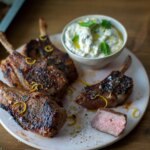 Cuisinez comme un chef : Côtelettes d&rsquo;agneau grillées à la menthe et au yaourt