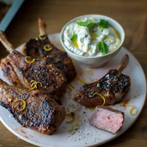 Cuisinez comme un chef : Côtelettes d&rsquo;agneau grillées à la menthe et au yaourt