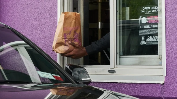 Client au volant dans un restaurant Taco Bell