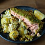 Saumon en croûte de levain avec œuf haché et salade de pommes de terre
