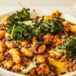 Bol de gnocchis en sauce au chou frisé croustillant de Sophie Macfie