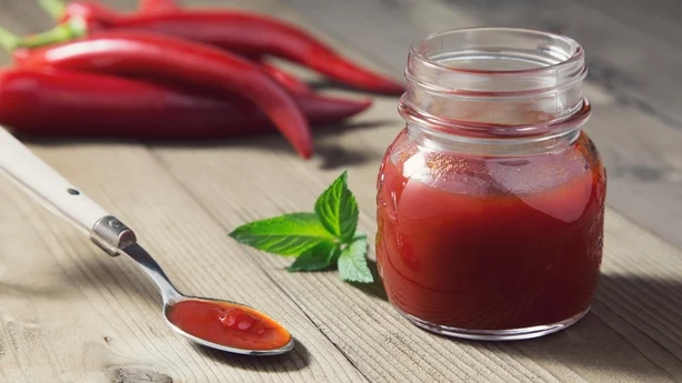 portrait de confiture de piments rouges allongé sur une cuillère à café