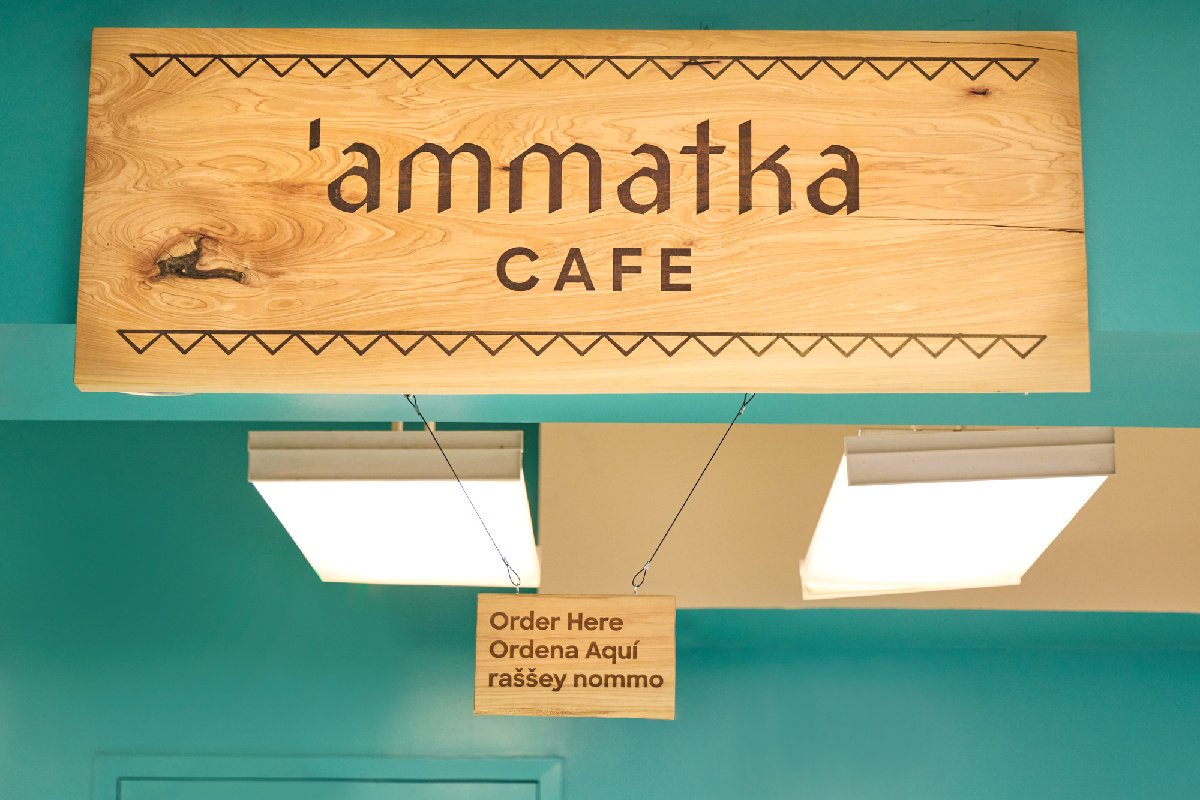 Au café 'ammatka, toute la signalisation est en anglais, espagnol et chochenyo, et il en va de même dans tout le musée. (Crédit photo : Aya Brackett)