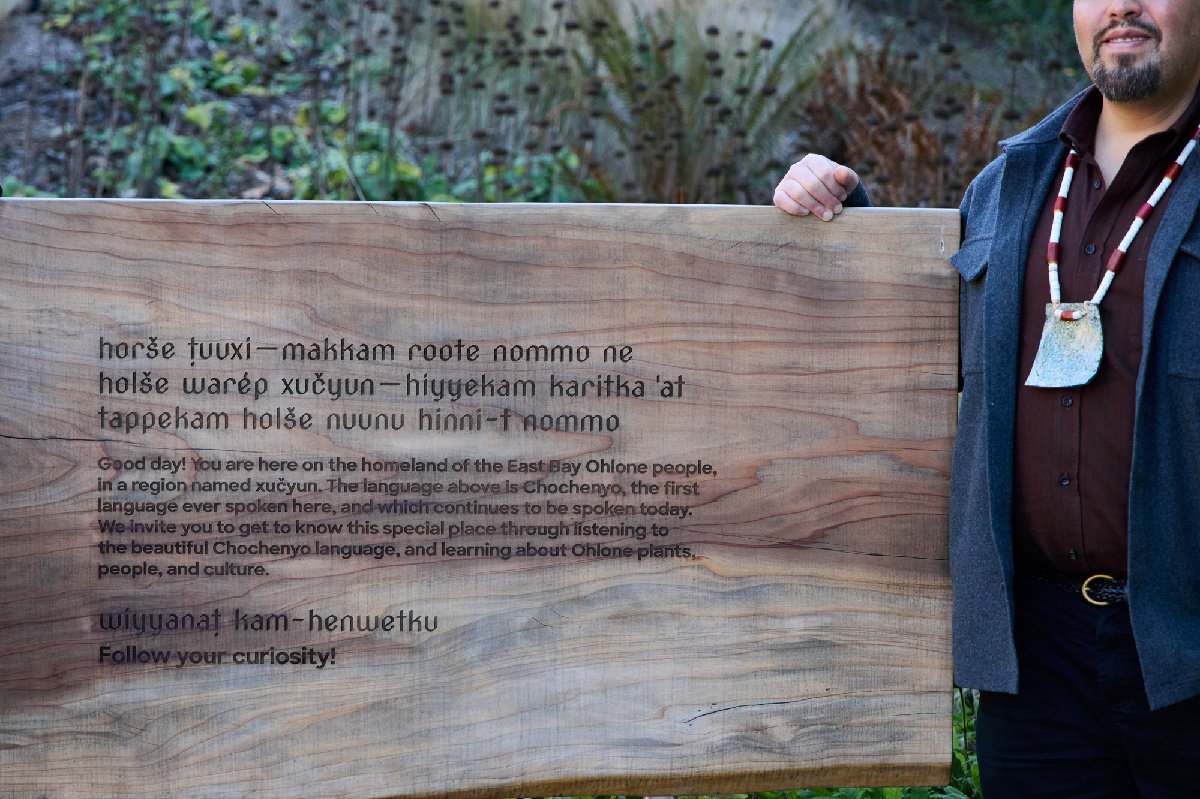 Salutations du peuple East Bay Ohlone dans les jardins du Lawrence. (Crédit photo : Aya Brackett)