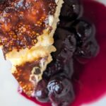 Cheesecake basque brûlé d&rsquo;Eunice Power avec compote de myrtilles et crème