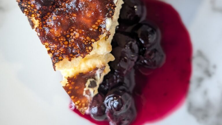Cheesecake basque brûlé d&rsquo;Eunice Power avec compote de myrtilles et crème
