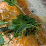 Saumon tikka d&rsquo;Aisling Larkin avec une salade crémeuse de concombre et de radis avec du riz bijou
