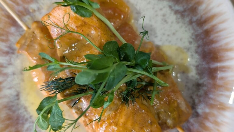 Saumon tikka d&rsquo;Aisling Larkin avec une salade crémeuse de concombre et de radis avec du riz bijou