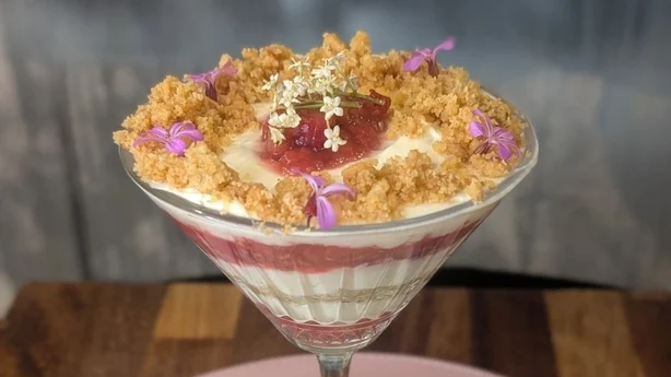 Cheesecake aux framboises et fleurs de sureau