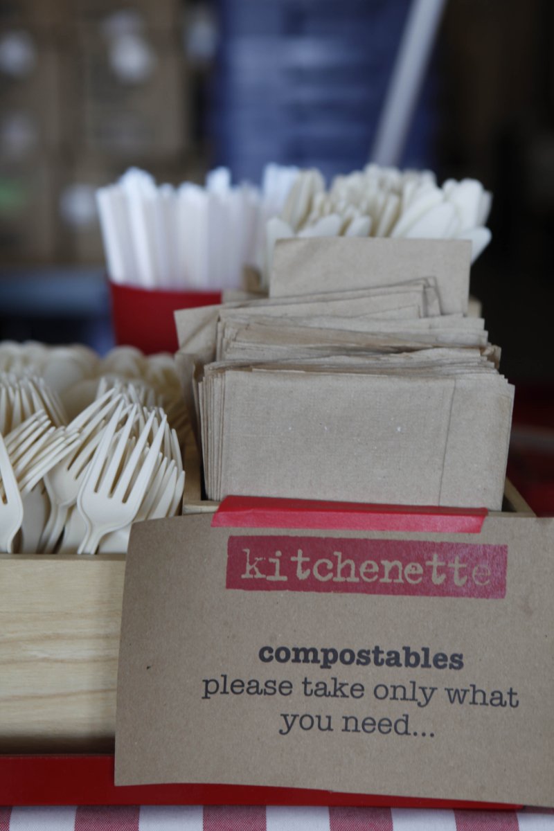 Les ustensiles de cuisine, les récipients de service et les tasses sont tous compostables le mardi 12 mai 2009 à San Francisco, en Californie (Photo de Lea Suzuki/The San Francisco Chronicle via Getty Images)