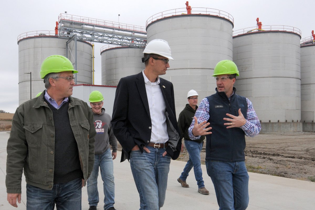 Mike Naig (à droite), le secrétaire à l'Agriculture sortant de l'Iowa, visitant l'usine d'éthanol Elite Octane à Atlantic, Iowa, en 2018 avec le membre du Congrès David Young (au centre). (Crédit photo : Steve Pope/Getty Images)
