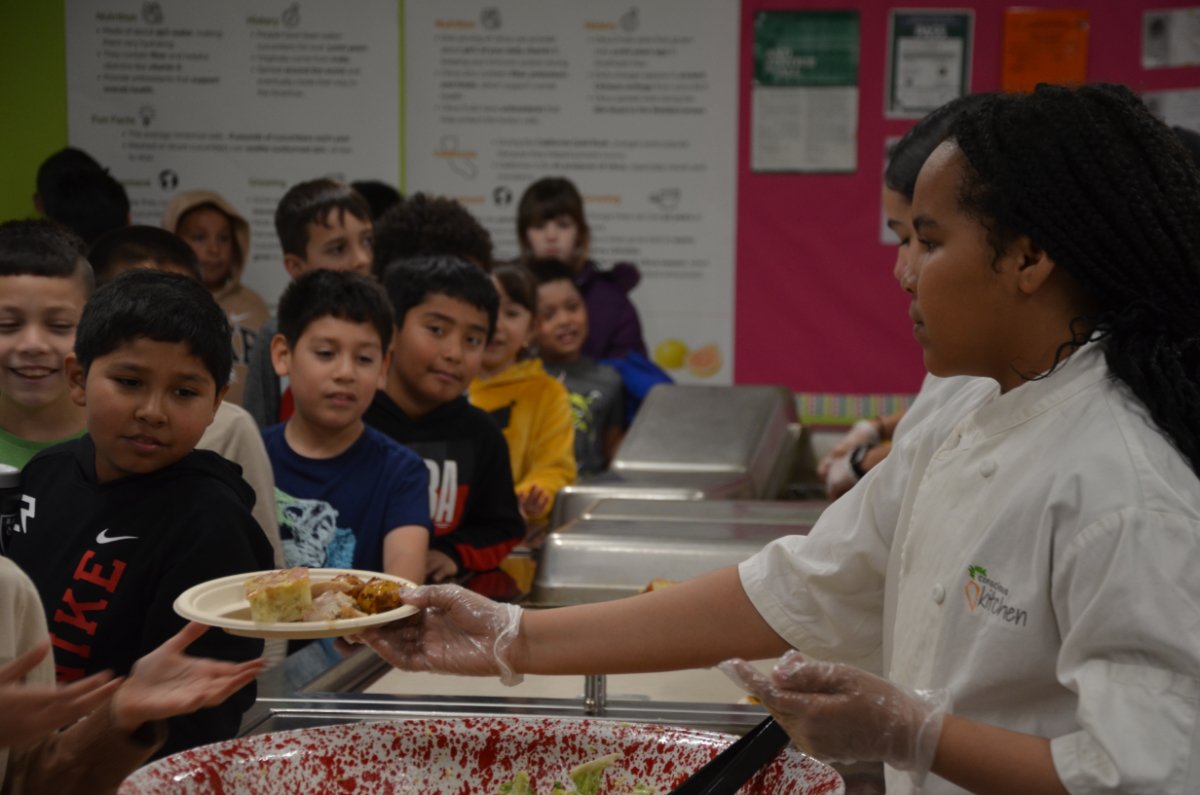 Les étudiants ambassadeurs de Conscious Kitchen aident à servir un repas 100 % biologique préparé à la main à l'école Michelle Obama de Richmond, en Californie, en janvier. (Photo gracieuseté de Conscious Kitchen)