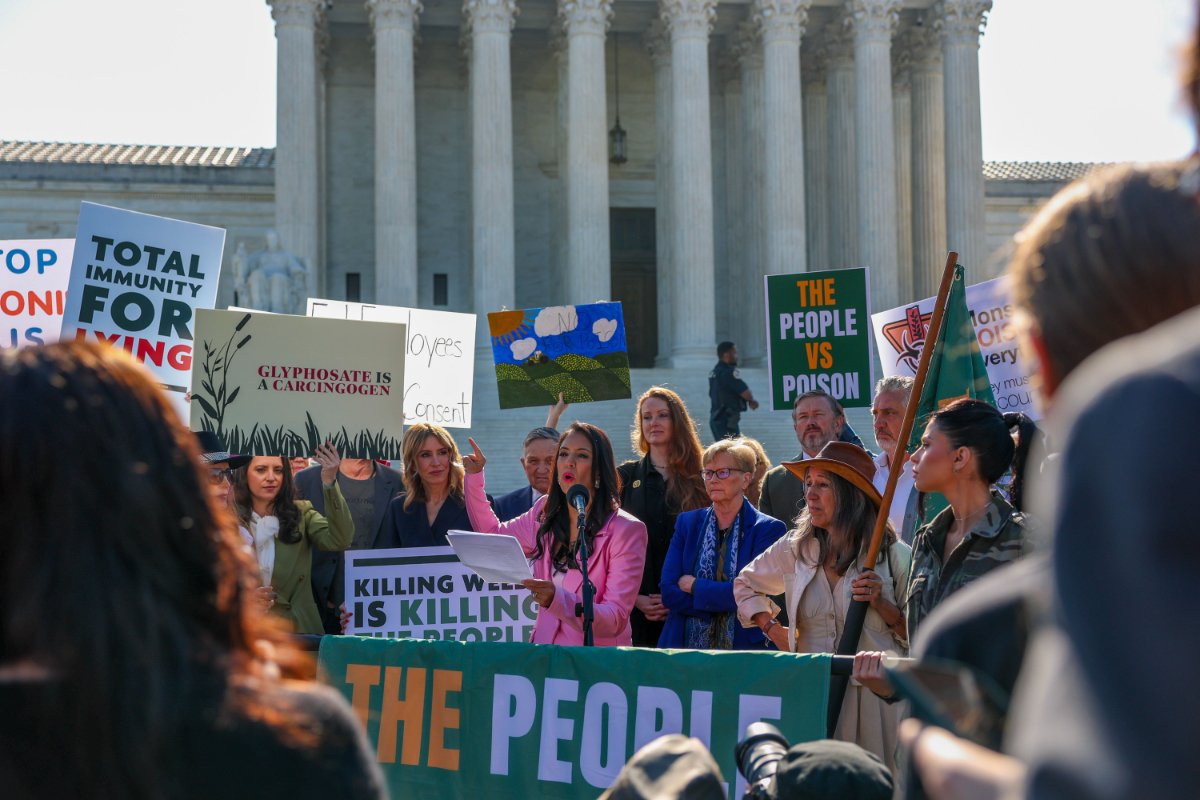 WASHINGTON, DC - 27 AVRIL : Les manifestants du peuple contre le poison se rassemblent devant la Cour suprême des États-Unis le 27 avril 2026 à Washington, DC. La Cour suprême doit entendre ce matin les arguments d'une affaire qui pourrait conduire au rejet de dizaines de milliers de poursuites contre Bayer, le géant pharmaceutique et biotechnologique, qui prétendent que le désherbant Roundup, fabriqué par Monsanto, a causé un lymphome non hodgkinien. (Photo de Tasos Katopodis/Getty Images)