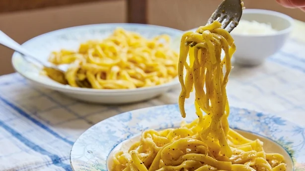 Bols de pâtes sur une table de cuisine