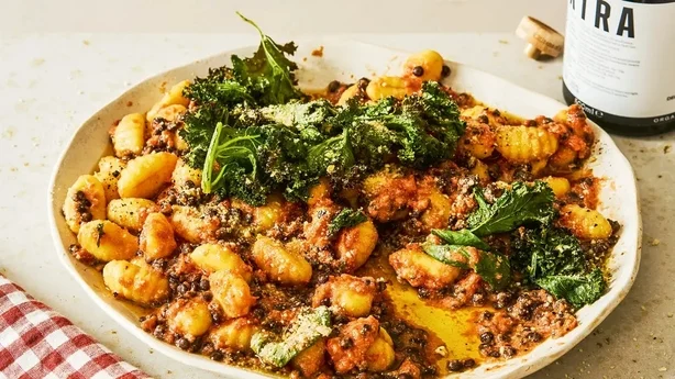 Bol de gnocchis en sauce et chou frisé croustillant nouveau