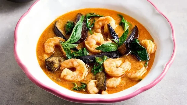 Curry rouge thaï aux crevettes (Mike English/PA)