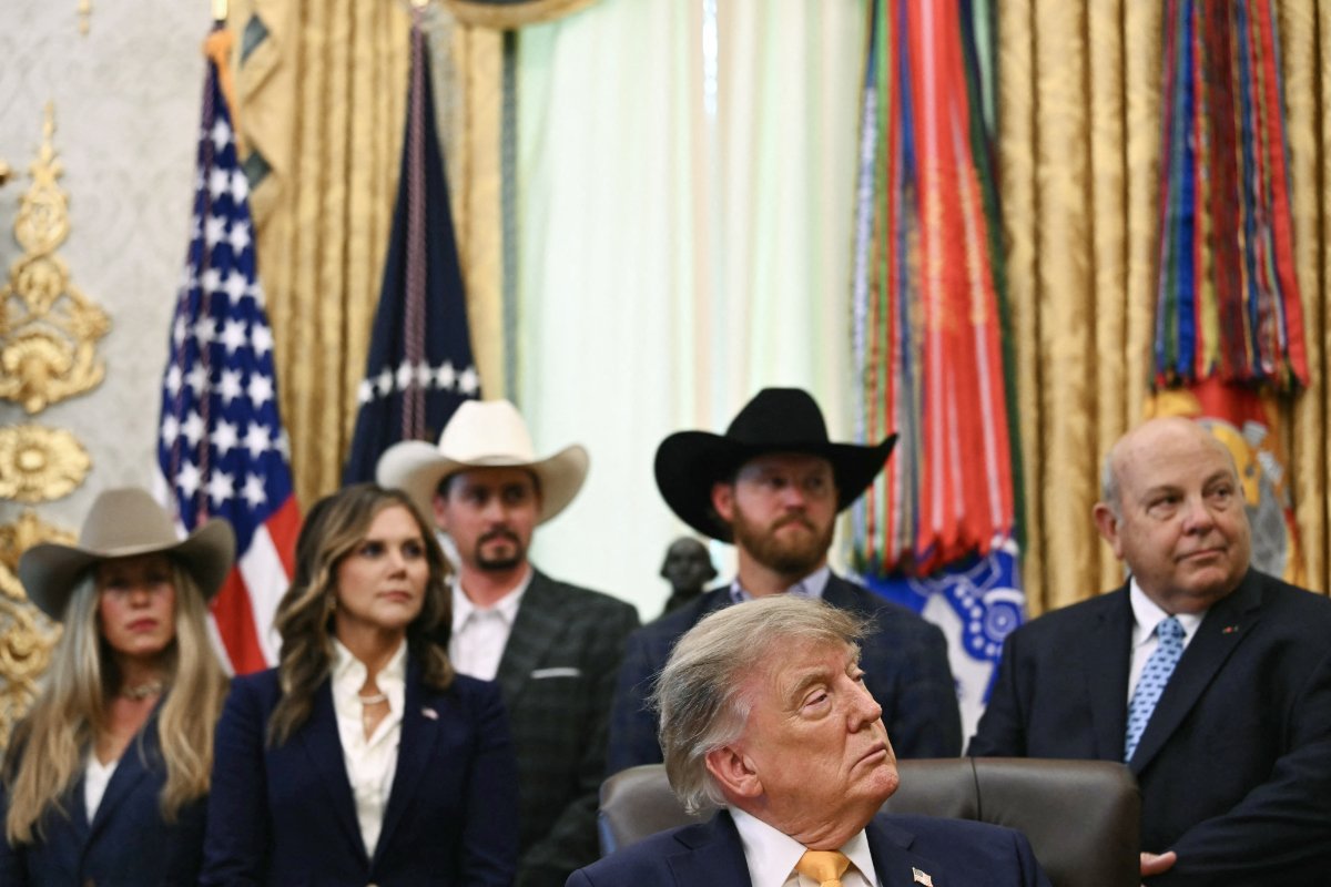Le président américain Donald Trump regarde avant de signer des décrets relatifs à la transformation du bœuf et aux éleveurs de bétail, dans le bureau ovale de la Maison Blanche à Washington, DC, le 4 septembre 2026. (Photo de Kent NISHIMURA / AFP via Getty Images)