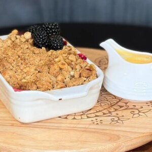 Crumble aux pommes et aux mûres de Wade Murphy&rsquo;s avec garniture aux noisettes et aux flocons d&rsquo;avoine