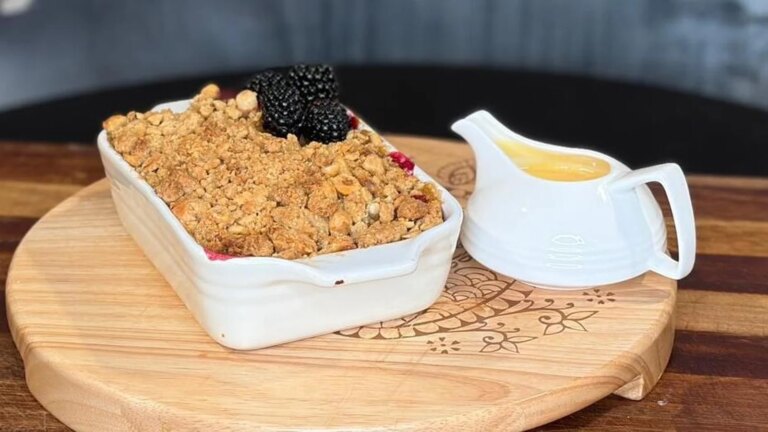 Crumble aux pommes et aux mûres de Wade Murphy&rsquo;s avec garniture aux noisettes et aux flocons d&rsquo;avoine