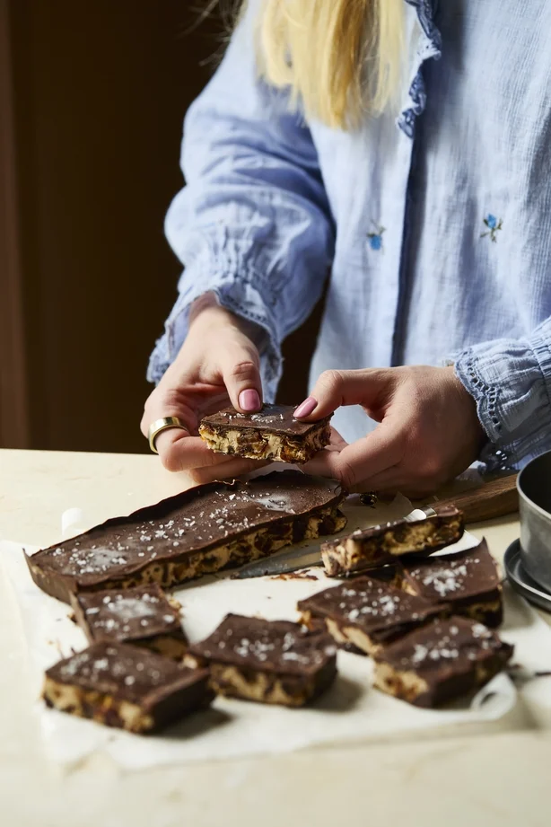 Carrés de glace au caramel et aux dattes