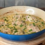 Cuisses de poulet en cocotte de Catherine Fulvio, poireaux, moutarde et estragon
