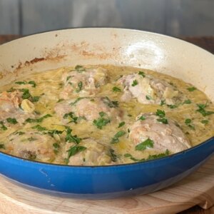 Cuisses de poulet en cocotte de Catherine Fulvio, poireaux, moutarde et estragon