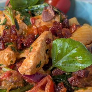 Pâtes méditerranéennes au poulet et au chorizo ​​de Trisha