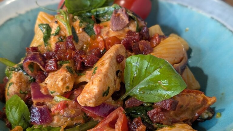 Pâtes méditerranéennes au poulet et au chorizo ​​de Trisha