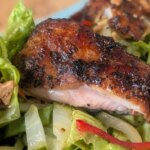 Poulet au poivre noir de Sham Hanifa avec salade de pommes et d&rsquo;ananas